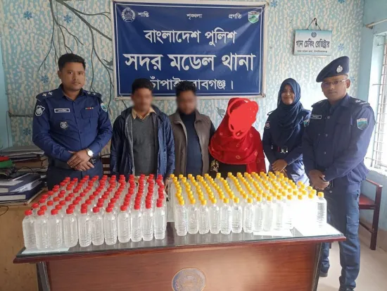 পুলিশ ও ডিবির পৃথক অভিযান : চোলাইমদ ও ফেনসিডিল উদ্ধার, নারীসহ আটক পাঁচজন