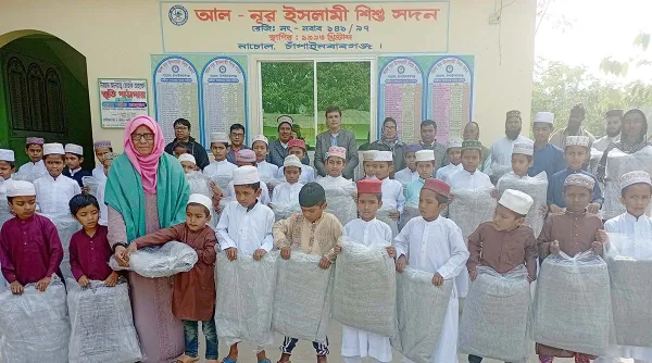 নাচোলে এতিমদের মধ্যে কম্বল ও শীতবস্ত্র বিতরণ