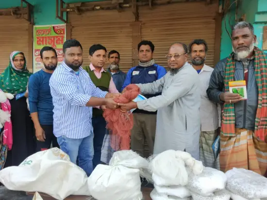 নাচোলে মাছচাষিদের মধ্যে উপকরণ বিতরণ