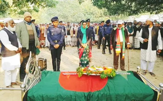 গোমস্তাপুরে রাষ্ট্রীয় মর্যাদায় বীর মুক্তিযোদ্ধা আজাহার হোসেনের দাফন সম্পন্ন