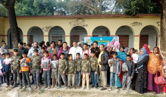 চাঁপাইনবাবগঞ্জে শিশুদের মধ্যে শীতবস্ত্র বিতরণ যুবলীগ নেতার