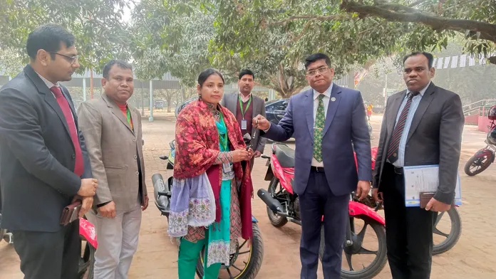 বাইক পেলেন গ্রাম আদালতের ম্যানেজার ও সমন্বয়কারীরা