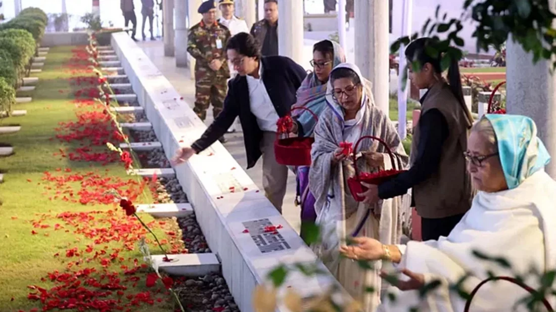 দ্বাদশ জাতীয় সংসদ নির্বাচনে জয়ের পর বঙ্গবন্ধুর প্রতিকৃতিতে প্রধানমন্ত্রীর শ্রদ্ধা