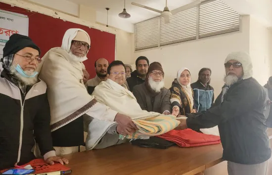 শিবগঞ্জে সরকারি অবসরপ্রাপ্তদের মধ্যে কম্বল বিতরণ