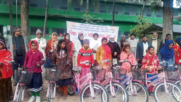 গোমস্তাপুরে শিক্ষাবৃত্তি ও বাইসাইকেল বিতরণ