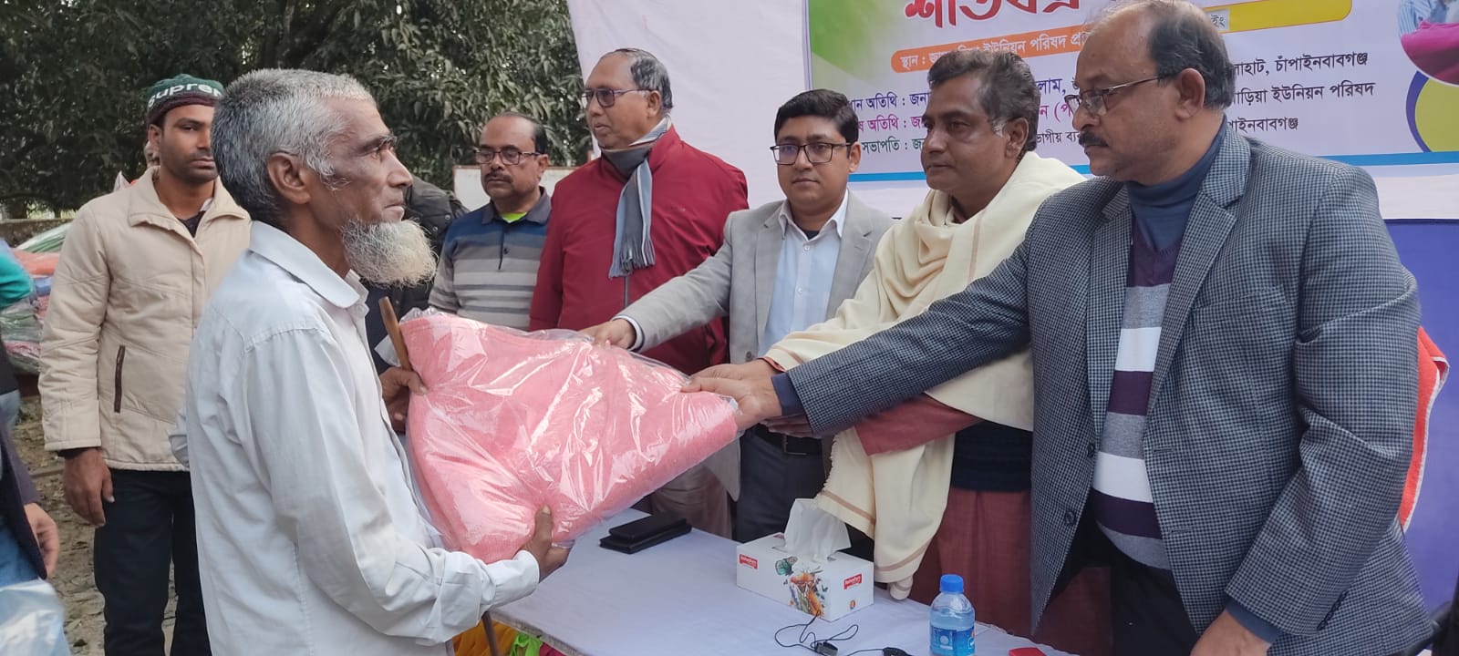 জামবাড়ীয়া ইউনিয়নে প্রশিকা উন্নয়ন কেন্দ্রের উদ্যোগে অসহায় ও দুঃস্থ মানুষের মাঝে শীতবস্ত্র বিতরণ