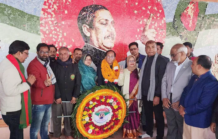 চাঁপাইনবাবগঞ্জে বঙ্গবন্ধুর প্রতিকৃতিতে আব্দুল ওদুদের শ্রদ্ধা