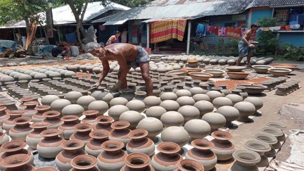 জীবন জীবিকার হাতিয়ার হল মাটি! অন্য পেশার কাজ যানলে ছেরে দিতাম কবে