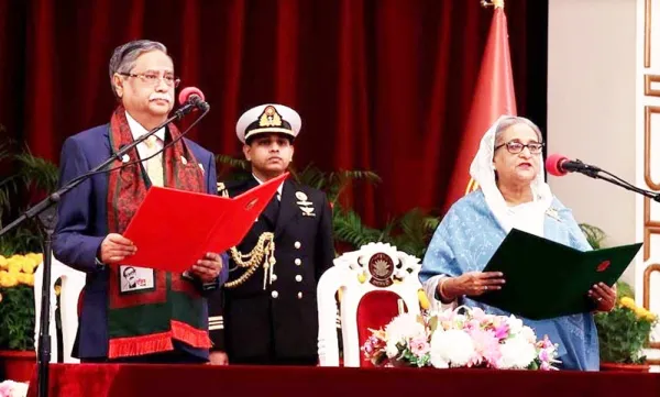 শপথ নিলেন প্রধানমন্ত্রীসহ মন্ত্রী-প্রতিমন্ত্রীরা