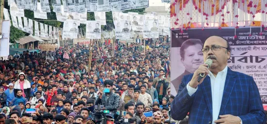 শিবগঞ্জে নৌকায় ভোট চায়লেন মেয়র লিটন