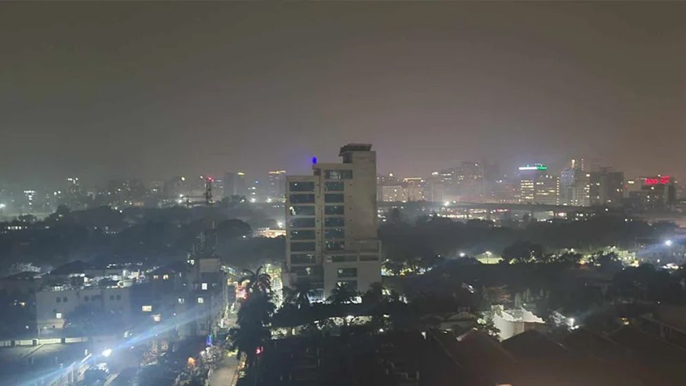 শীতের সন্ধ্যায় রাজধানীতে গুঁড়ি গুঁড়ি বৃষ্টি
