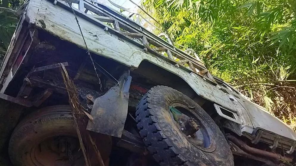 চাঁদের গাড়ি খাদে পড়ে ঢাবি শিক্ষার্থীসহ নিহত ২