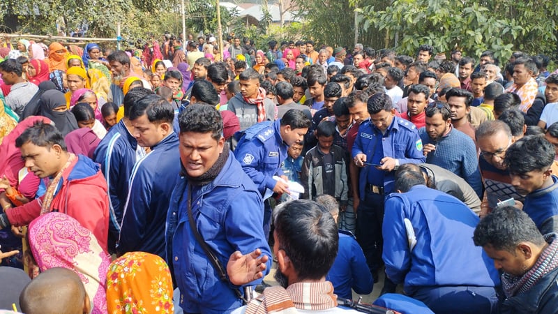 রান্নাঘরে মায়ের আর গাছে ঝুলছিল শিশুর মরদেহ