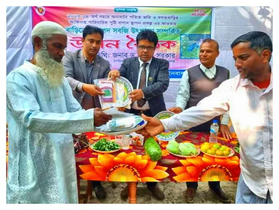 নাচোলে পুষ্টিবাগান বিষয়ে উঠান বৈঠক