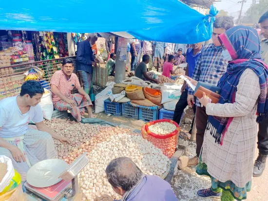গোমস্তাপুরে মূল্য তদারকিতে হাট পরিদর্শন প্রশাসনের : একজনকে অর্থদণ্ড