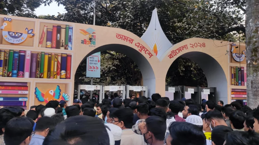 ছুটির দিনে জমজমাট বইমেলা