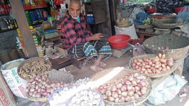 পেঁয়াজ ১৩০ টাকা কেজি কমেনি দেশী মুরগির