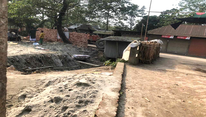 খাল দখল করে স্থাপনা নির্মাণ, অভিযোগ চেয়ারম্যানের বিরুদ্ধে