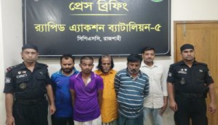 চারঘাটে ট্যাপেন্টাডল ট্যাবলেটসহ ৫ মাদক কারবারী আটক