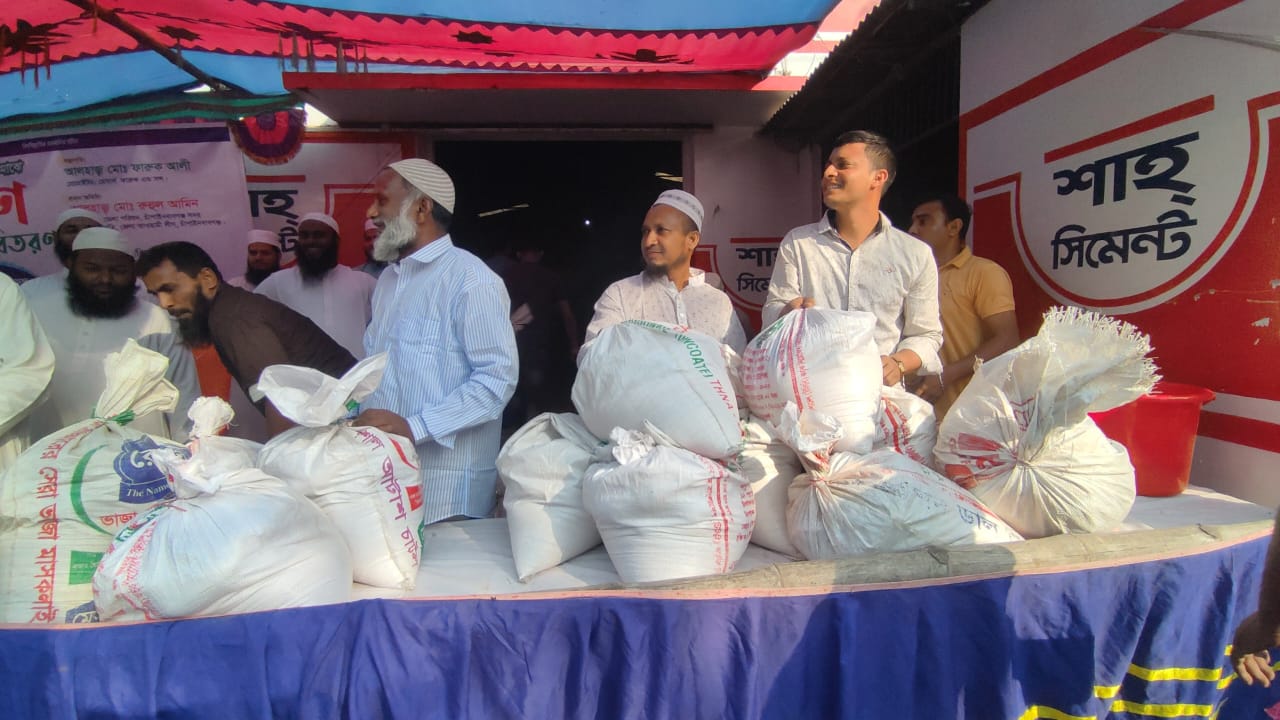 চাঁপাইনবাবগঞ্জে ১৩০০ অসহায় দরিদ্র পরিবারের মাঝে খাদ্যসামগ্রী বিতরণ