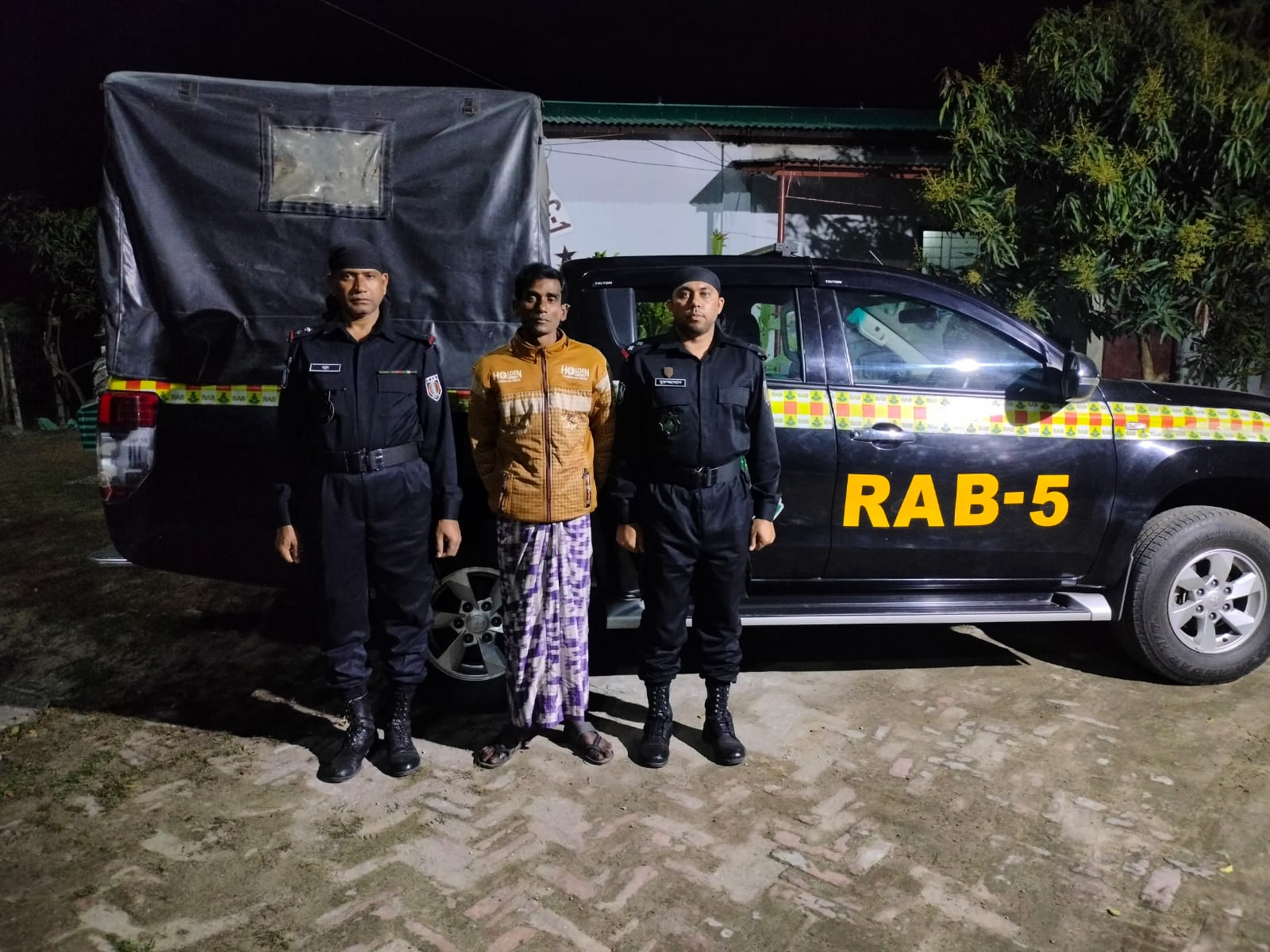 চাঁপাইনবাবগঞ্জ আগুনে পুড়ে মৃত ভ্যান চালকের হত্যাকারী গ্রেফতার