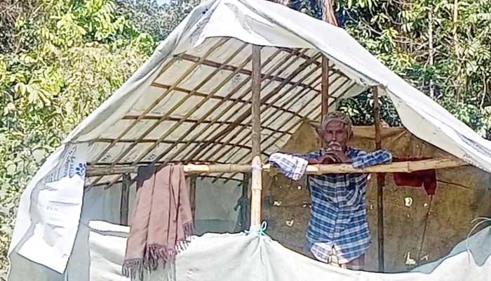 ঝুপড়ি ঘরে মানবেতর জীবন কাটছে প্রদীপের