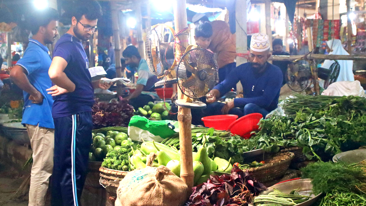 ক্যাম্পাস সংলগ্ন বাজারে সব পণ্যের দাম বেশি