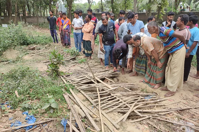 পাবনায় এক রাতে ১৫ কবরের কঙ্কাল চুরি