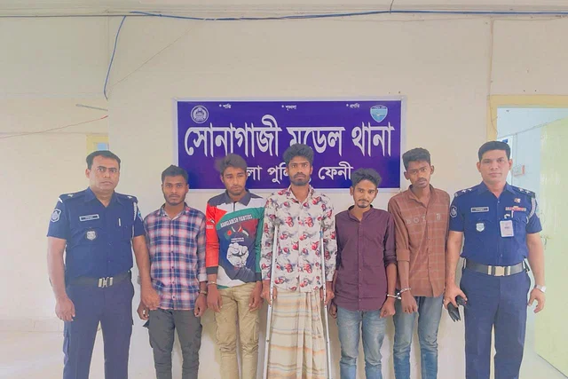 চোরাই পিকআপকে ২১ খণ্ড করে বিক্রির চেষ্টা, গ্রেপ্তার ৫