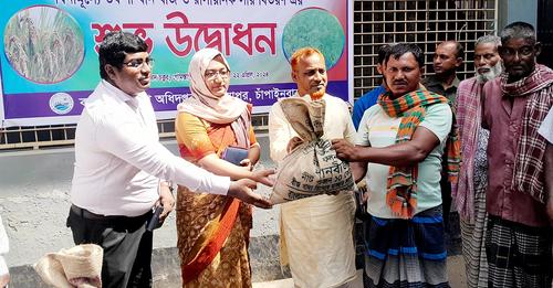 গোমস্তাপুরে বিনামূল্যে উফশী ধানের বীজ বিতরণের উদ্বোধন