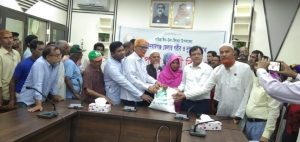 চাঁপাইনবাবগঞ্জ জেলা পরিষদের ঈদ সামগ্রী বিতরণ