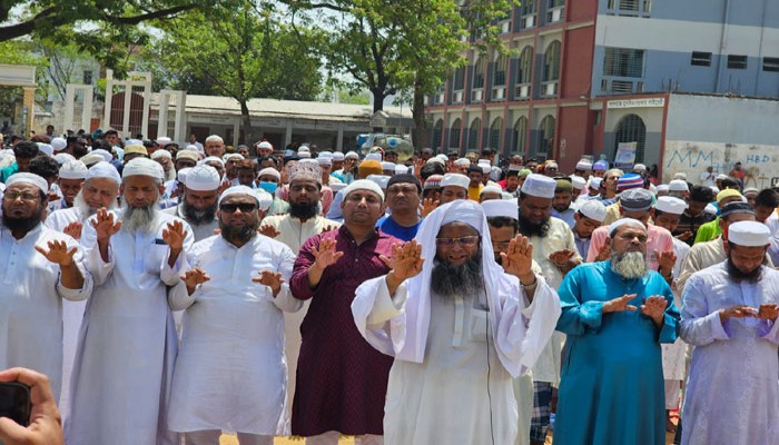 বৃষ্টি কামনায় নগরীতে ইসতিসকার নামাজ আদায়
