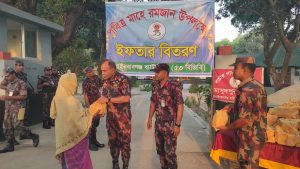 চাঁপাইনবাবগঞ্জে ৬১০ জনের মাঝে ৫৩ বিজিবির ইফতার বিতরণ