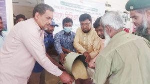 চাঁপাইনবাবগঞ্জে ২ লাখ দুস্থ মানুষ পাচ্ছেন ১০ কেজি করে চাল