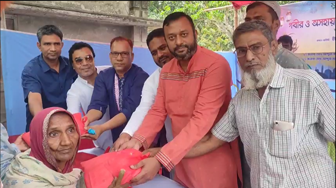 চাঁপাইনবাবগঞ্জ অসহায় দরিদ্র পরিবারের মাঝে স্বেচ্ছাসেবী সংগঠনের ঈদসামগ্রী বিতরণ