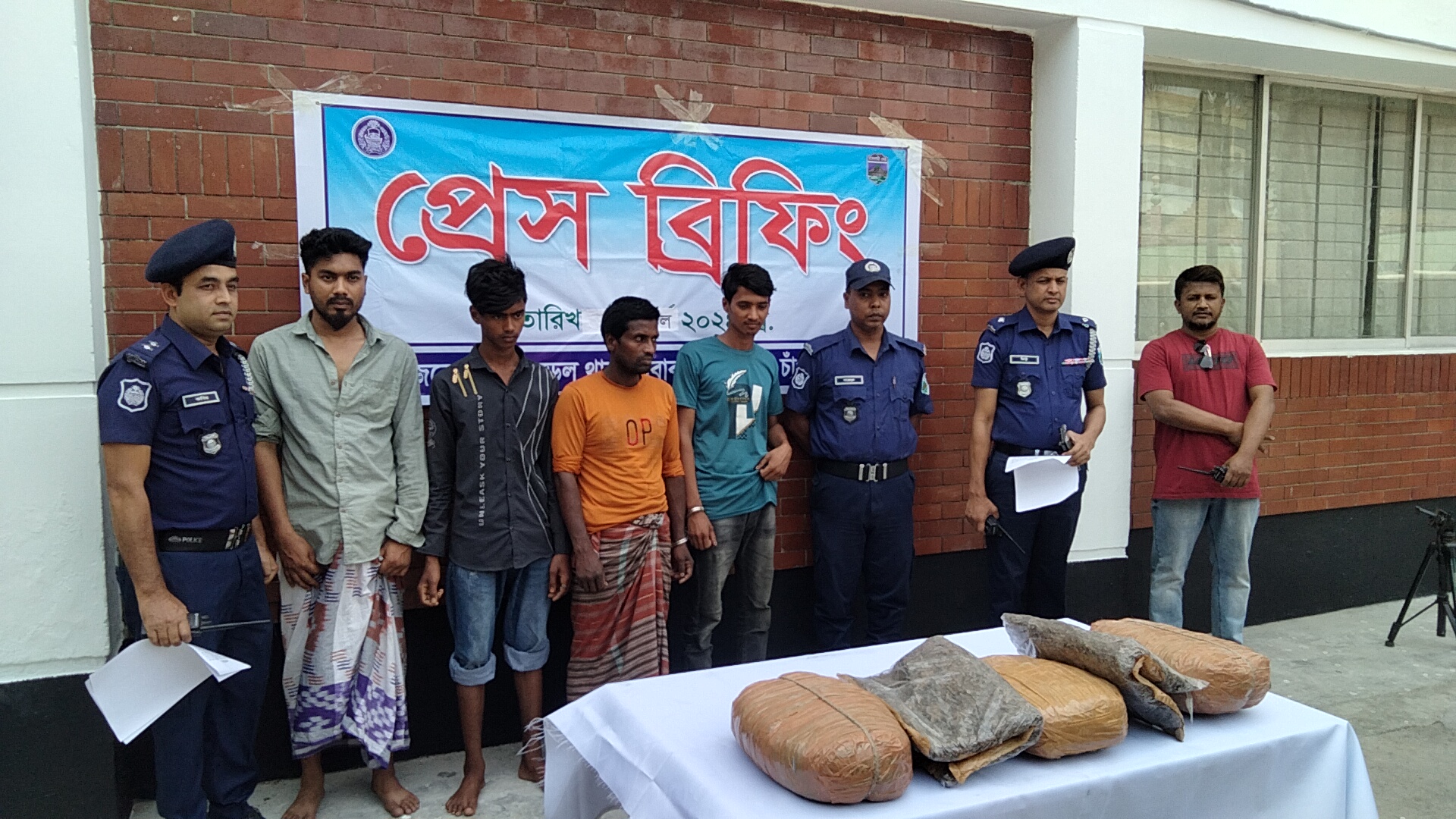 চাঁপাইনবাবগঞ্জ বরিশাল থেকে আনা ৮ কেজি গাঁজা উদ্ধার, শিশুসহ আটক ৪