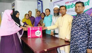 স্কাউট গ্রুপের সদস্যদের মধ্যে ঈদ উপহার বিতরণ