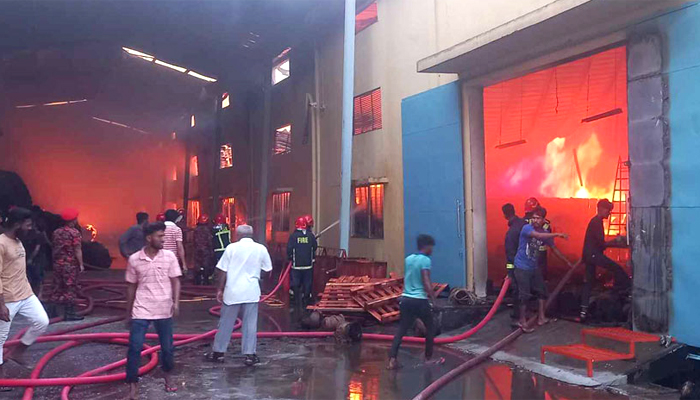 খুলনায় জুট মিলে আগুন, নিয়ন্ত্রণে ১১ ইউনিট