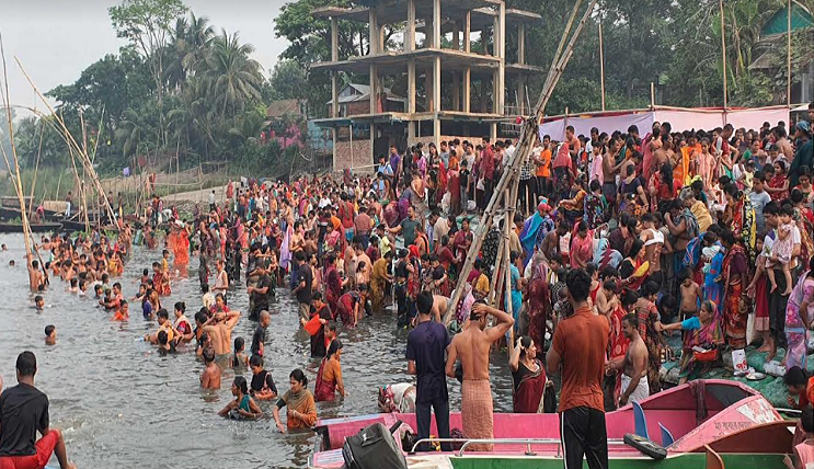 ব্রাহ্মণবাড়িয়ায় অষ্টমী গঙ্গাস্নানে ভক্তদের ঢল