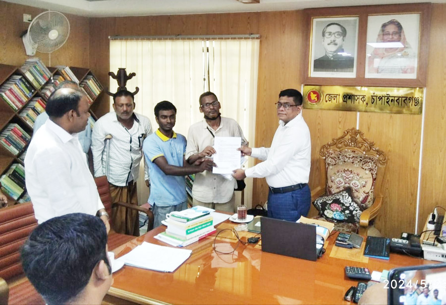 চাঁপাইনবাবগঞ্জে ১১ দফা দাবিতে প্রতিবন্ধীদের মানববন্ধন