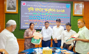 সততা সংঘের অসচ্ছল ও মেধাবী ছাত্র-ছাত্রীদের বৃত্তি দিচ্ছে দুদক