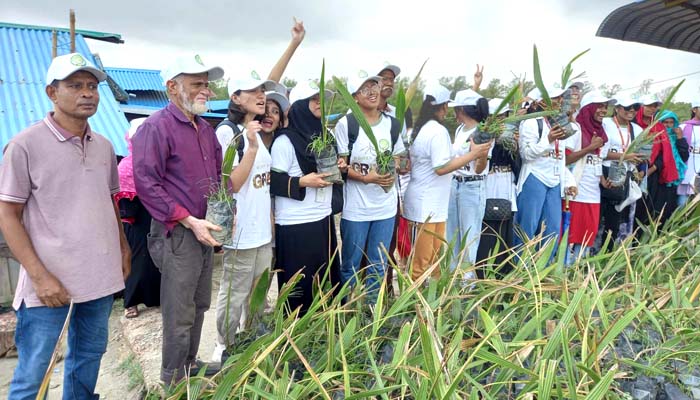 গুলিয়াখালী সাগর পাড়ে ৫ হাজার গাছের চারা রোপন