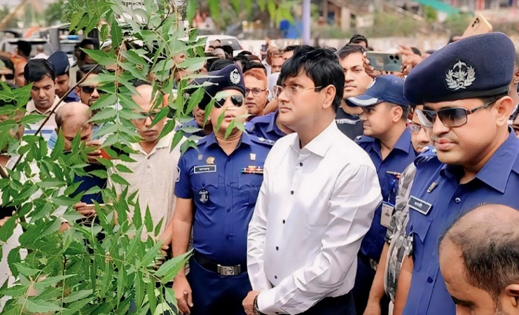 আশুলিয়ায় ফুটপাত দখলমুক্ত করে গাছ লাগালেন এমপি সাইফুল
