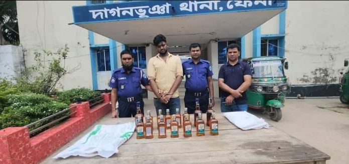 ফেনীর দাগনভুইয়াতে হুইস্কিসহ এক মাদক কারবারিকে গ্রেপ্তার