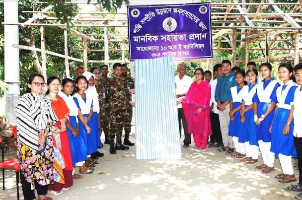 ১০ আর ই সেনা জোনের উদ্যোগে ঢেউটিন বিতরণ