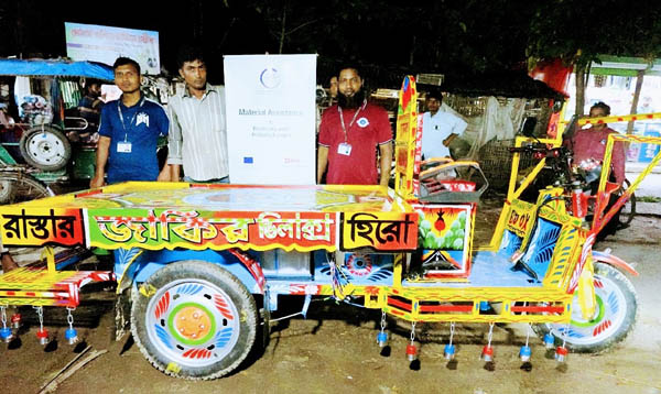 নাচোলে বিদেশ-ফেরতদের মাঝে গরু, ছাগল ও ভ্যান প্রদান