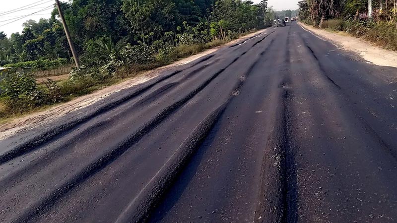 রাস্তা দেখলে মনে হবে সাগরের ঢেউয়ে খেলা পথ, তবে এটা মহাসড়ক!