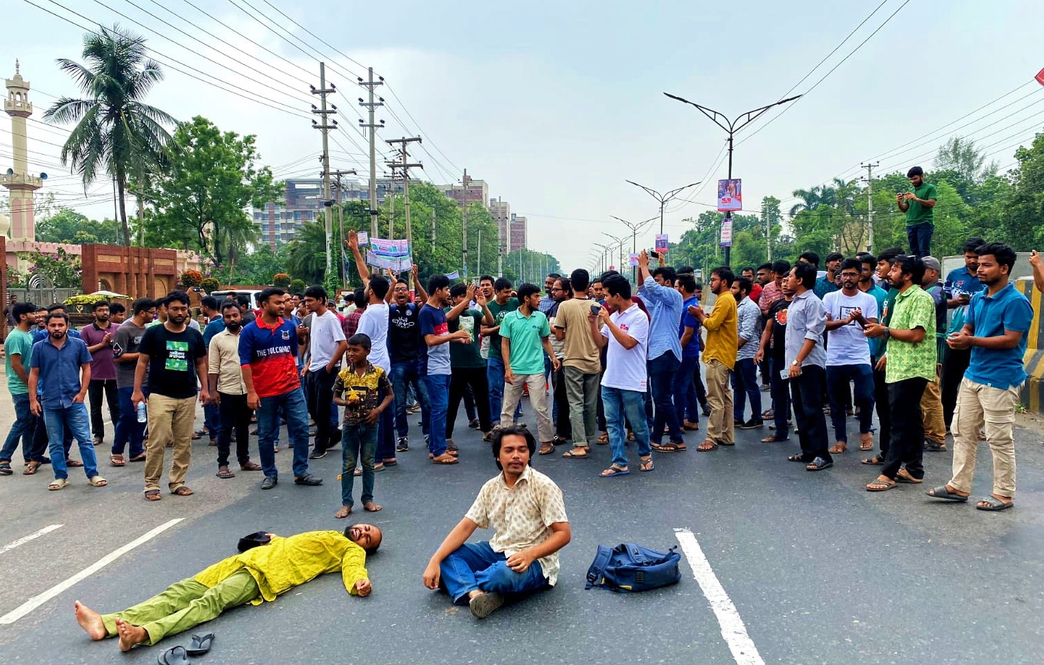 কোটা বহালের প্রতিবাদে জাবিতে বিক্ষোভ, মহাসড়ক অবরোধ