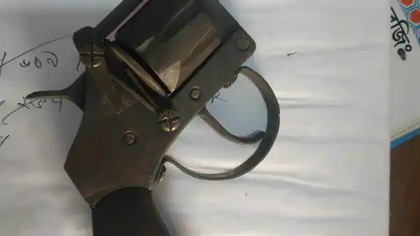 মাগুরার শ্রীপুরে সংঘর্ষ, পিস্তলসহ আটক-১,অর্ধ-শতাধিক বাড়ি ভাংচুর