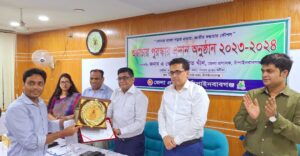 চাঁপাইনবাবগঞ্জে ছয়জন পেলেন শুদ্ধাচার পুরস্কার